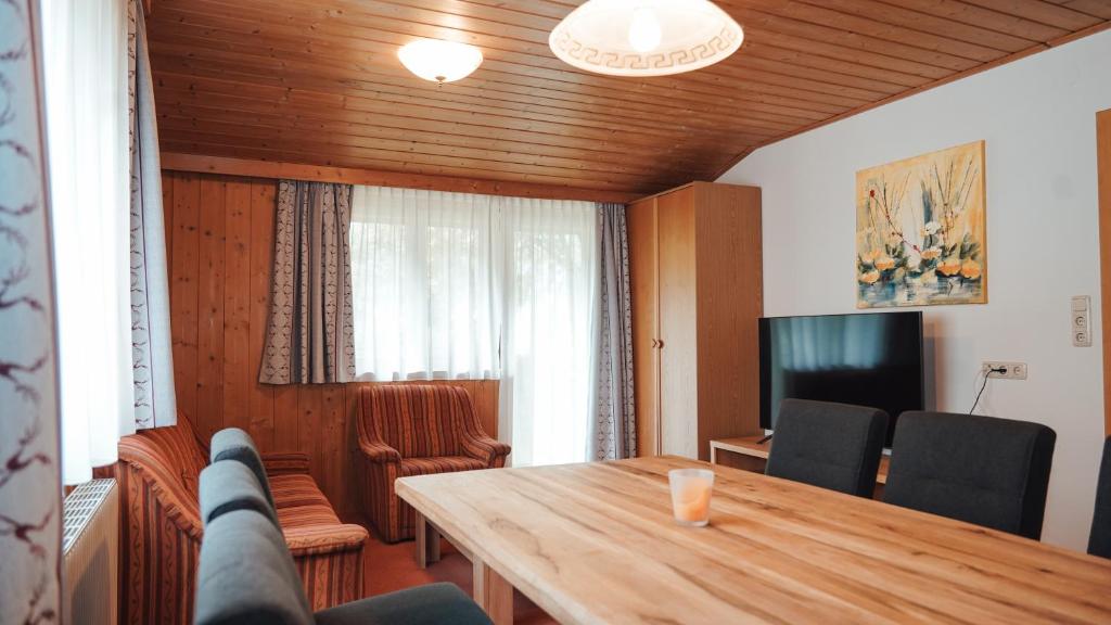 Televízia a/alebo spoločenská miestnosť v ubytovaní Wellness Pension Hollaus