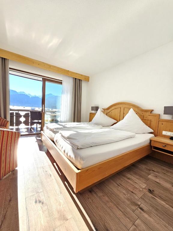 Postel nebo postele na pokoji v ubytování Hotel Cafe Fuggerhof