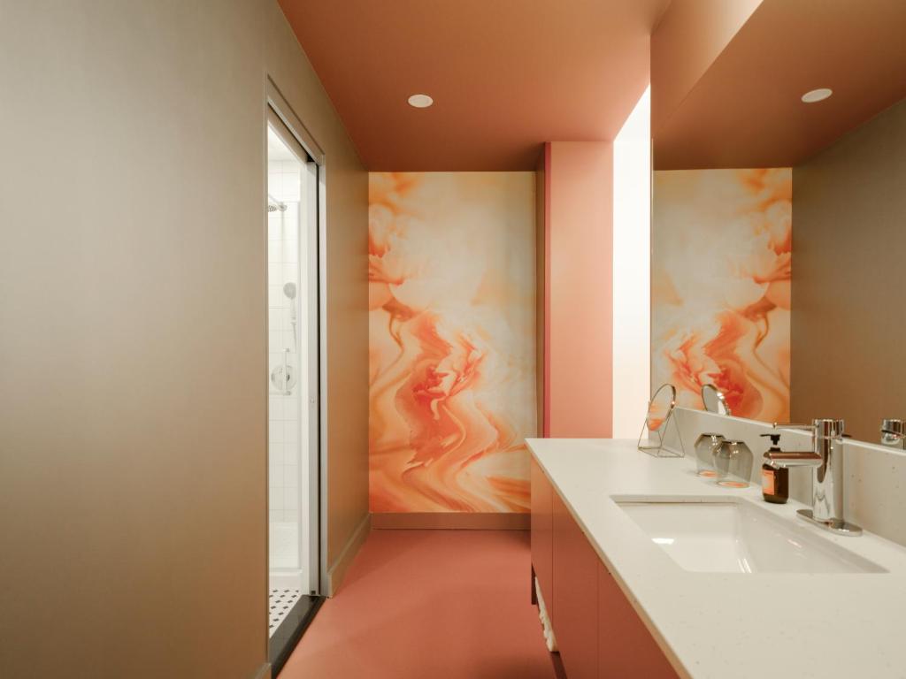 Fotografie z fotogalerie ubytování Rose - Hôtel Invisible v destinaci Quebec