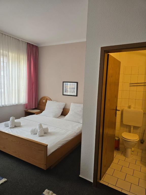 Postel nebo postele na pokoji v ubytování Hotel Doko Gardelegen