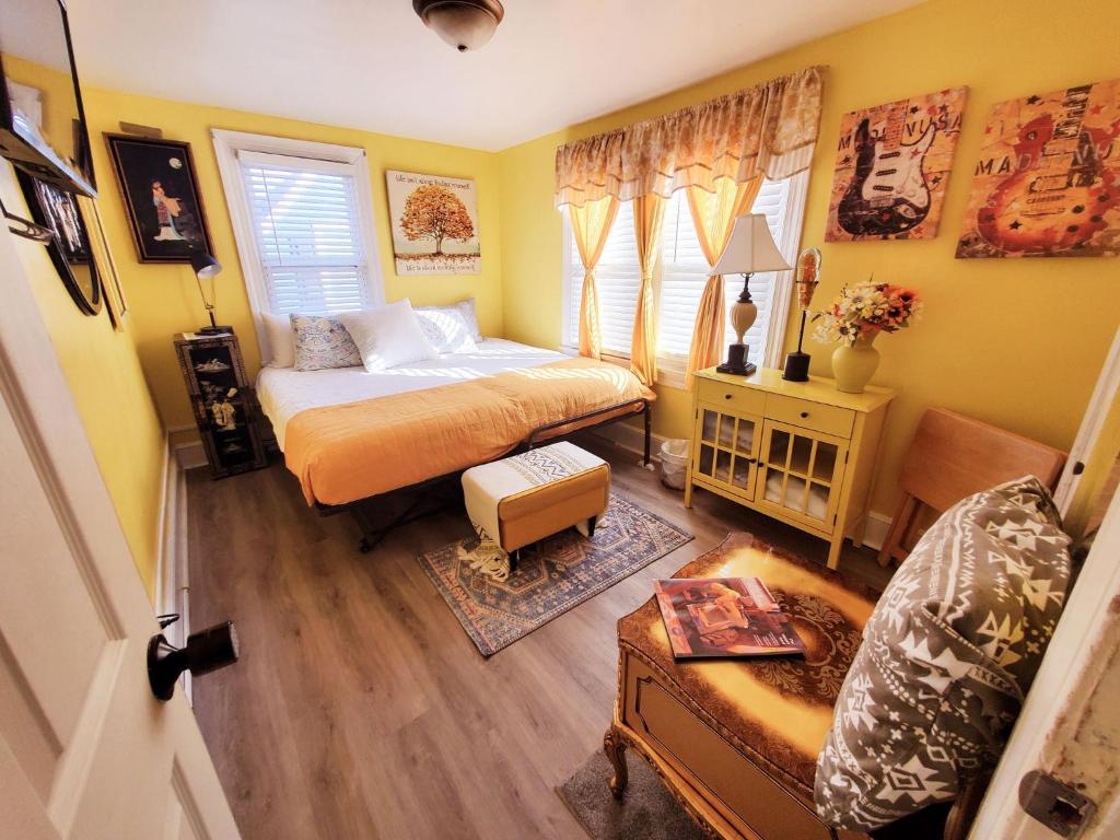 Postel nebo postele na pokoji v ubytování Room in Guest room - Yellow Rm Dover- Del State, Bayhealth- Dov Base