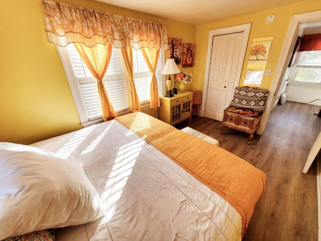 Postel nebo postele na pokoji v ubytování Room in Guest room - Yellow Rm Dover- Del State, Bayhealth- Dov Base