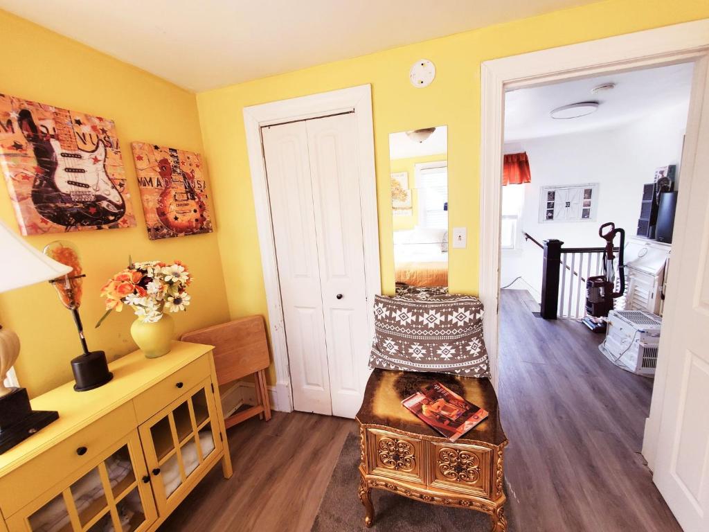 Posezení v ubytování Room in Guest room - Yellow Rm Dover- Del State, Bayhealth- Dov Base