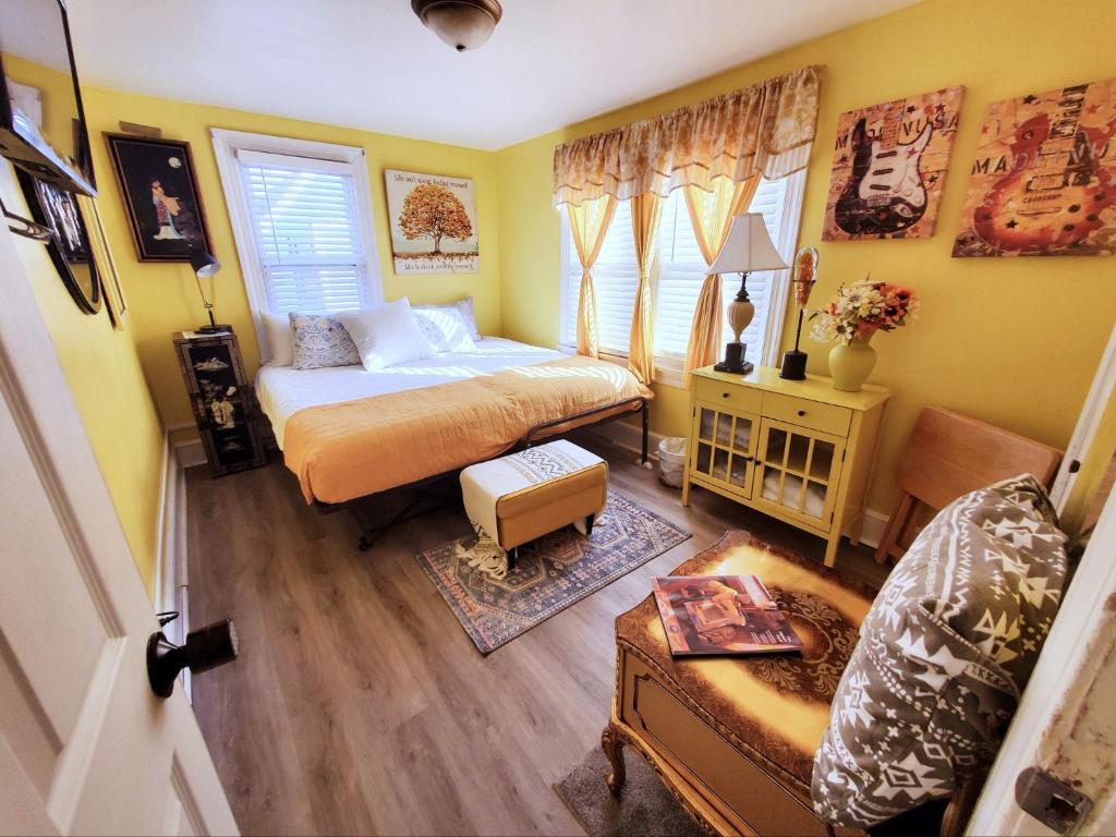 Postel nebo postele na pokoji v ubytování Room in Guest room - Yellow Rm Dover- Del State, Bayhealth- Dov Base
