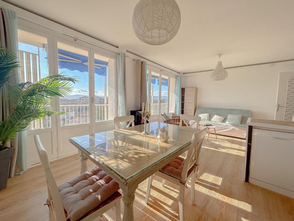 Photo de la galerie de l'établissement Ile d'or Appartement spacieux et confortable à 100m de la mer, à Fréjus