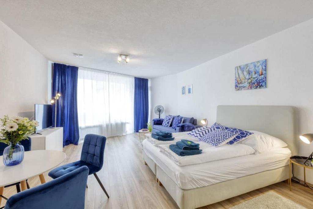 Katil atau katil-katil dalam bilik di Relax-Apartment mit Indoor-Pool, Fitness und Netflix am Bodensee