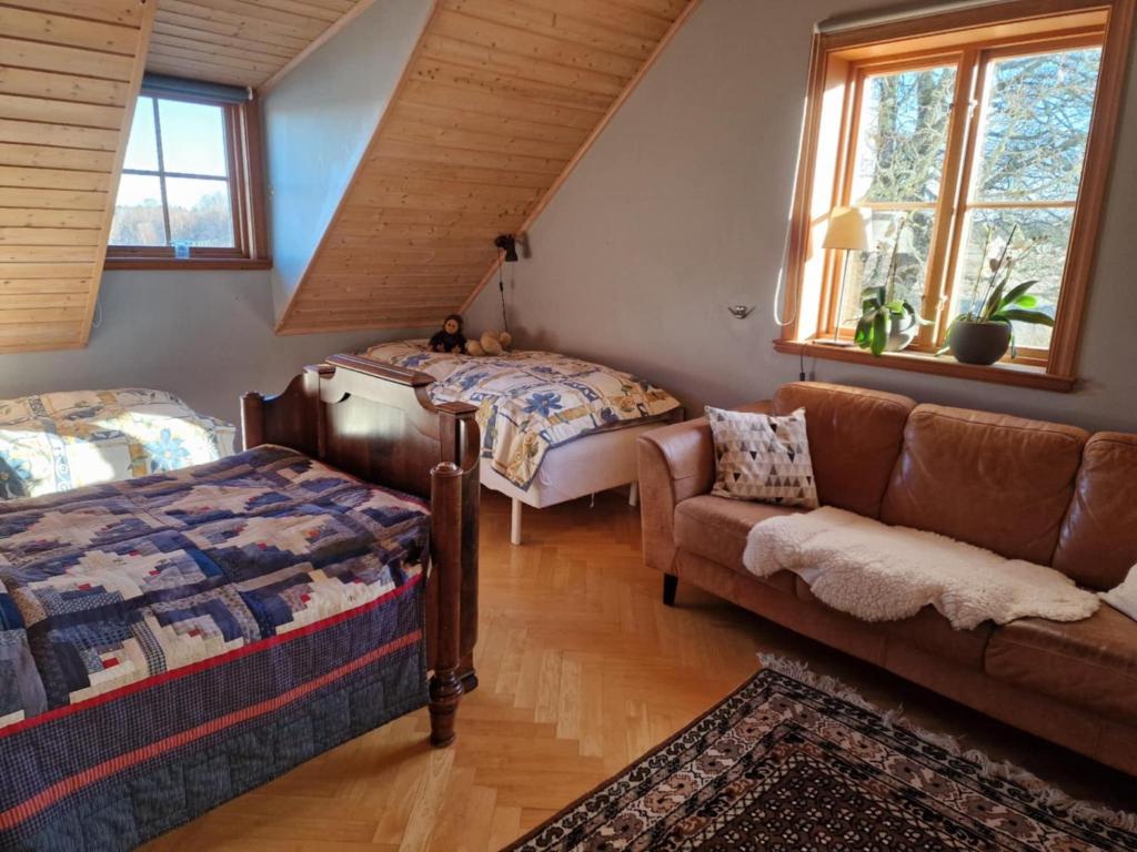 Postel nebo postele na pokoji v ubytování Stuga i Småland