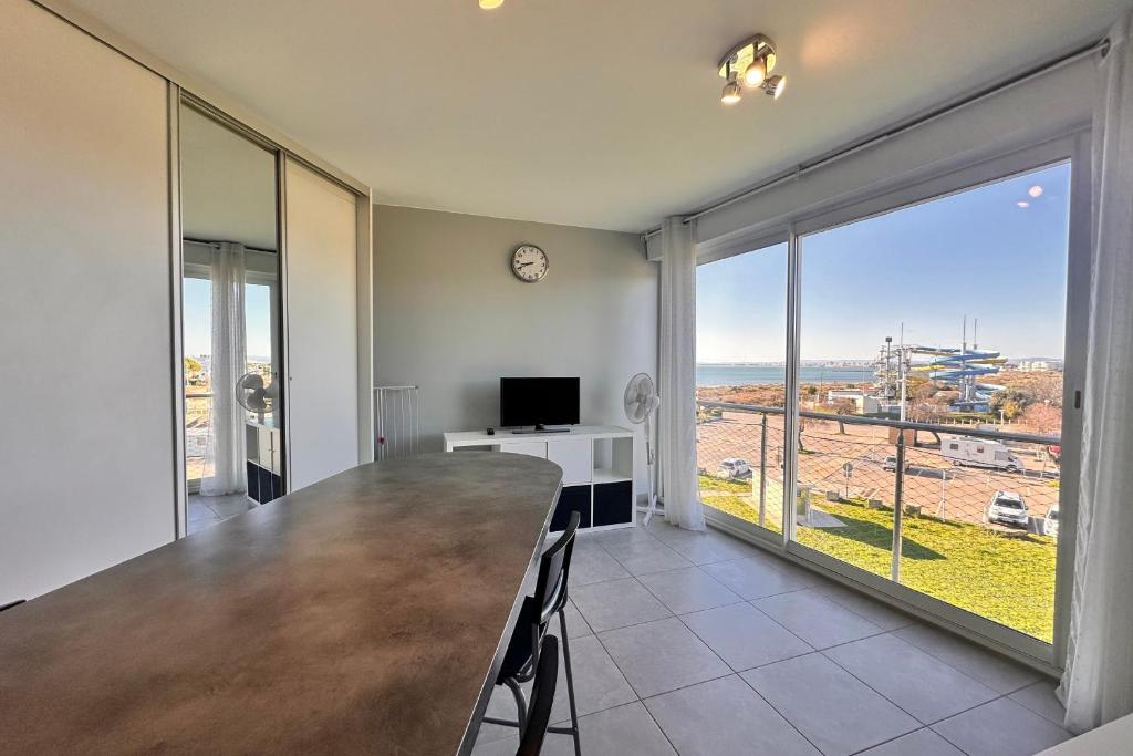 une grande salle à manger avec vue sur l'océan dans l'établissement Les pieds dans le sable Appartement Vue Mer 1 chambre 1 cabine, au Grau-du-Roi
