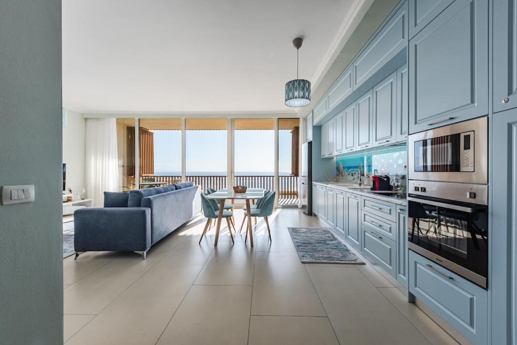 Kuchyň nebo kuchyňský kout v ubytování Sunny Coastal Getaway Green Coast