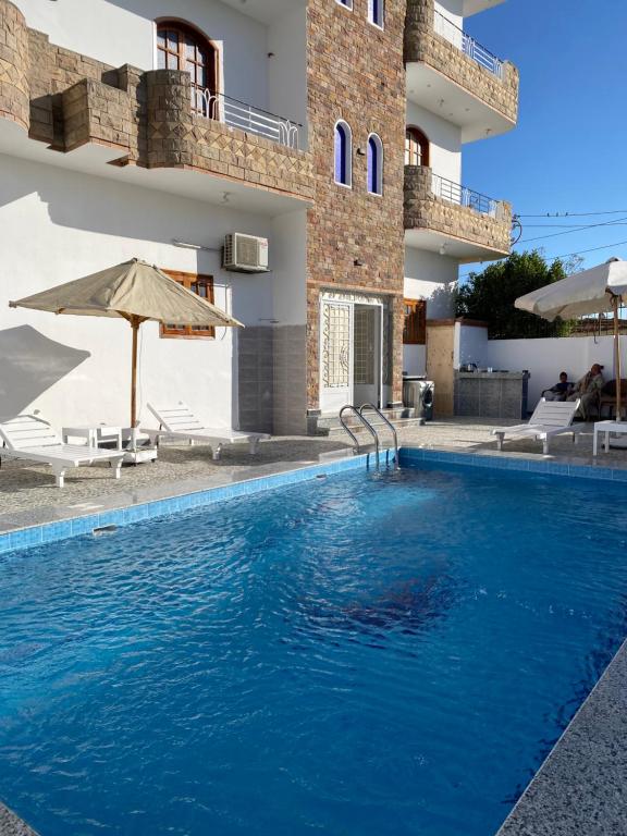 Bazén v ubytování villa Sun Wing - Guest House nebo v jeho okolí