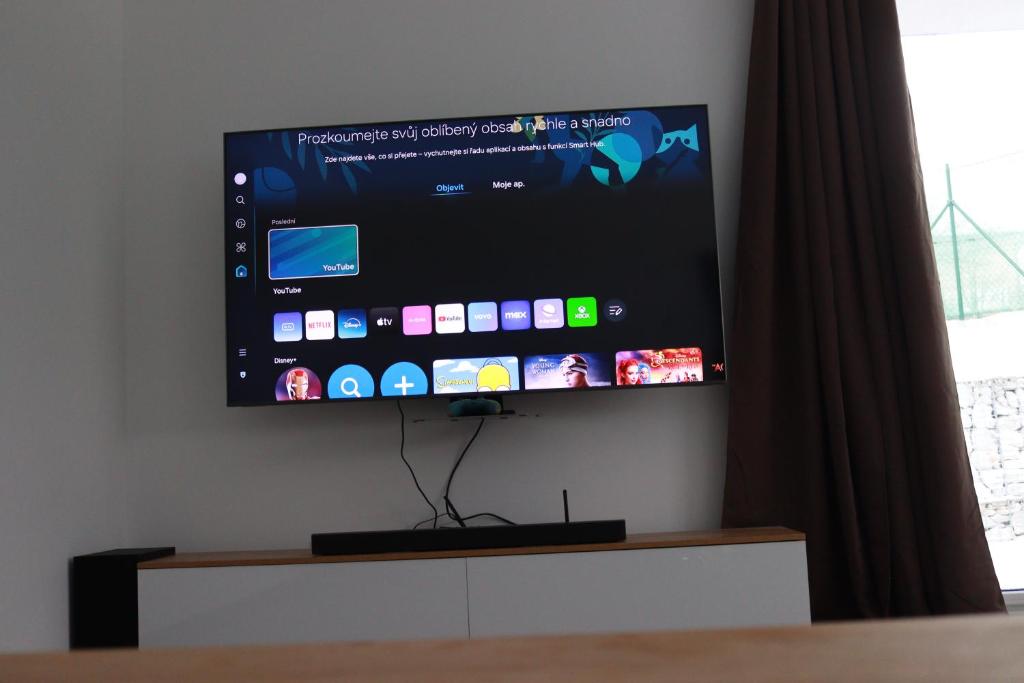 TV a/nebo společenská místnost v ubytování Apartmán Nerudova Zahrada