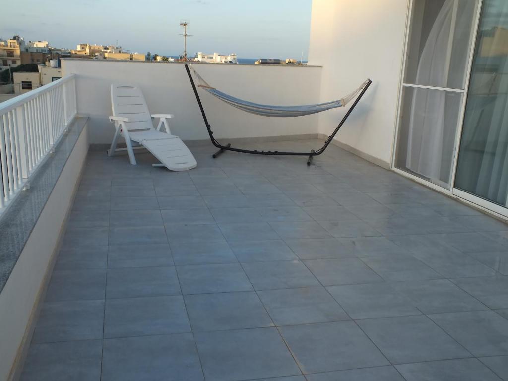 Rõdu või terrass majutusasutuses Penthouse next to the beach