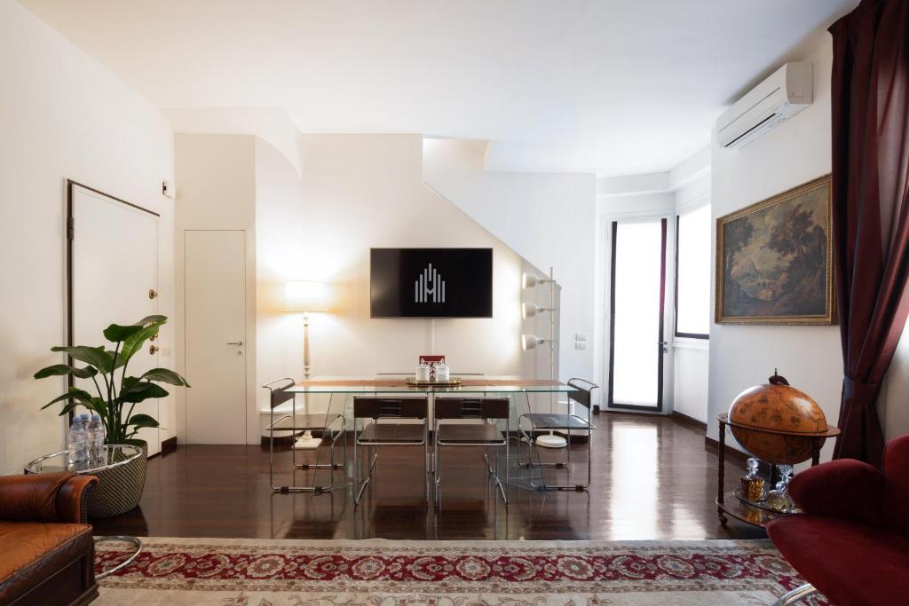 A television and/or entertainment centre at Spiga Duplex Suites by Montenapoleone Living
