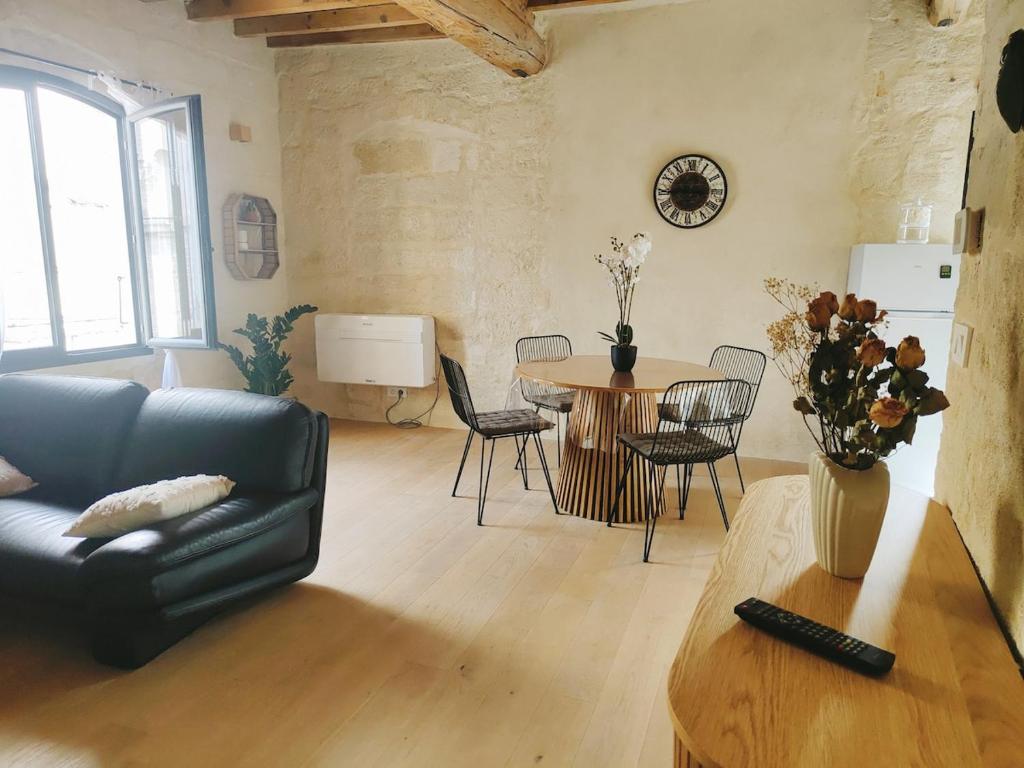 un salon avec un canapé et une table dans l'établissement Le Nid de St-Marc, à Villeneuve-lès-Avignon