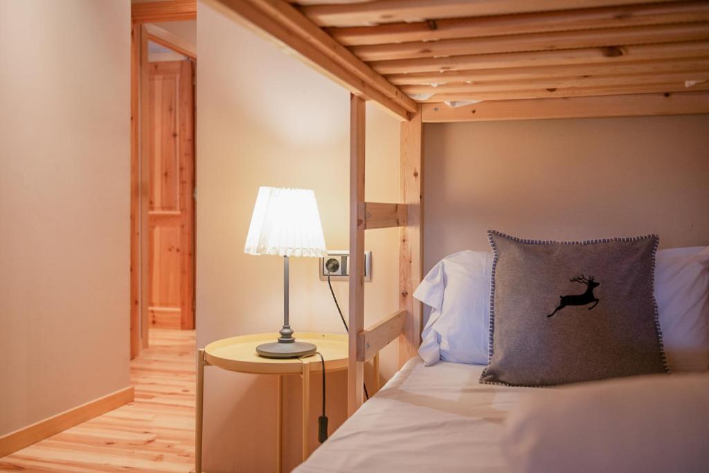 Postel nebo postele na pokoji v ubytování Tarter Mountain Lofts