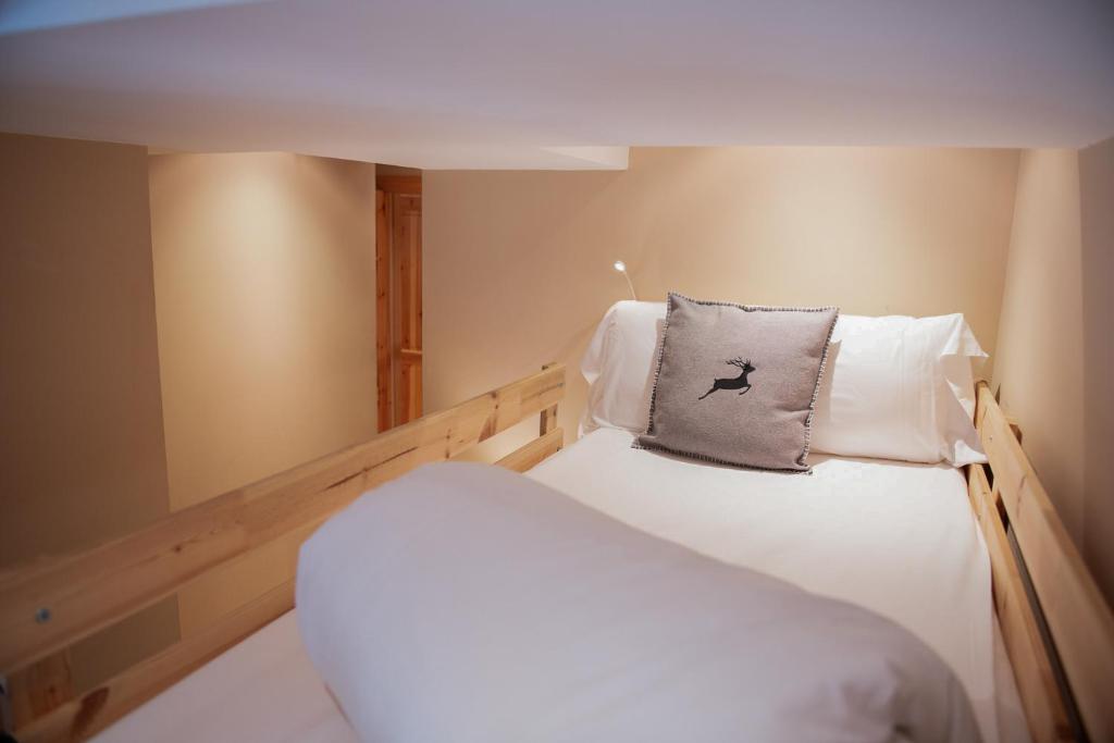 Postel nebo postele na pokoji v ubytování Tarter Mountain Lofts