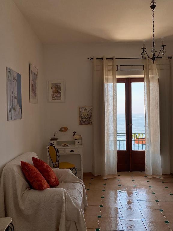 une chambre avec un lit, une table et une fenêtre dans l'établissement Positano's Flats, à Positano