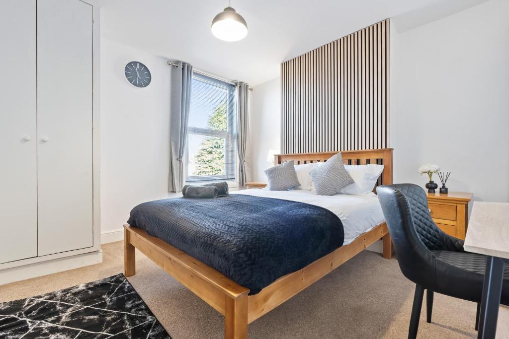 una camera da letto con un letto, una scrivania e una sedia di Wolverhampton Townhouse - 3BR - Business & Leisure guests a Wolverhampton