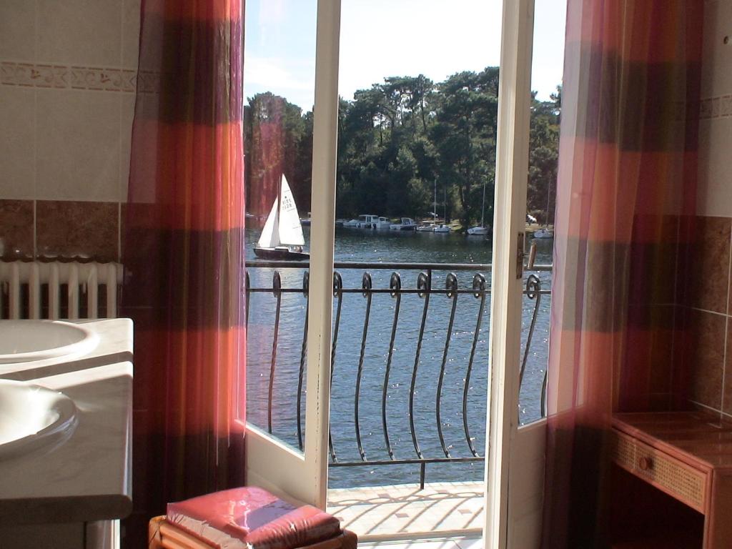 Výhled na řeku, která protéká v blízkosti hotelu