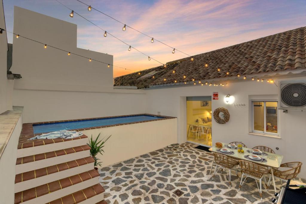 Bazén v ubytování Private House PRIVATE POOL Private Andalusian Courtyard BBQ Near Historic Center nebo v jeho okolí