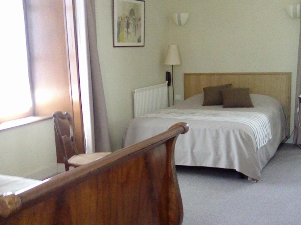 Postel nebo postele na pokoji v ubytování Auberge la Source - Logis Hôtels