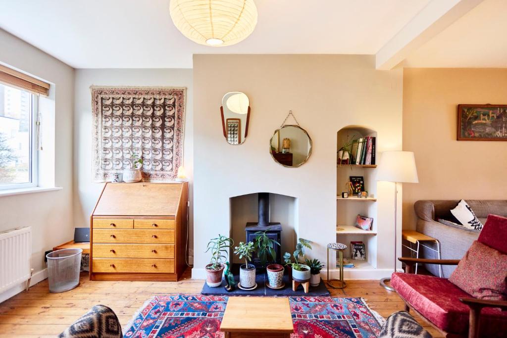 Peaceful home in Chapel Allerton Area - Quiet Street, Free Parking - Three-Bedroom House