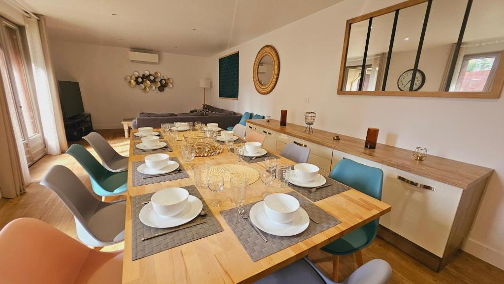 une salle à manger avec une longue table et des chaises dans l'établissement Belle maison rénovée au centre de Agen sacré-cœur, à Agen
