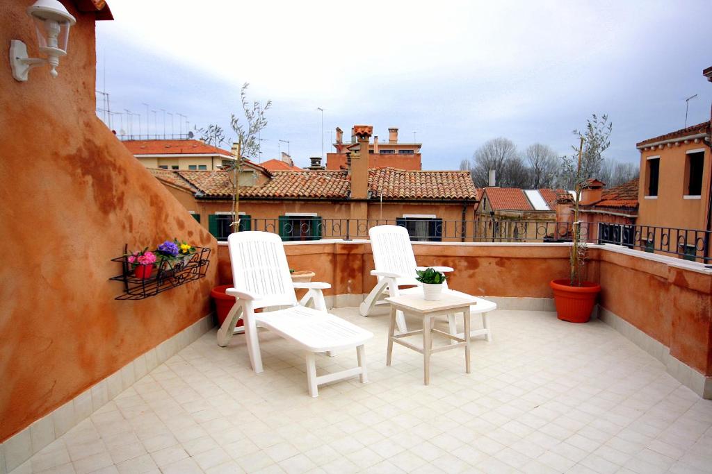 A balcony or terrace at Terrazza Biennale