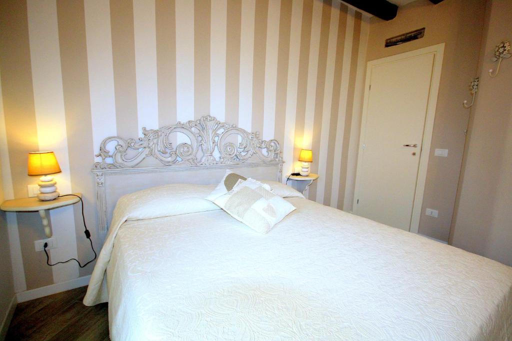 A bed or beds in a room at Terrazza Biennale