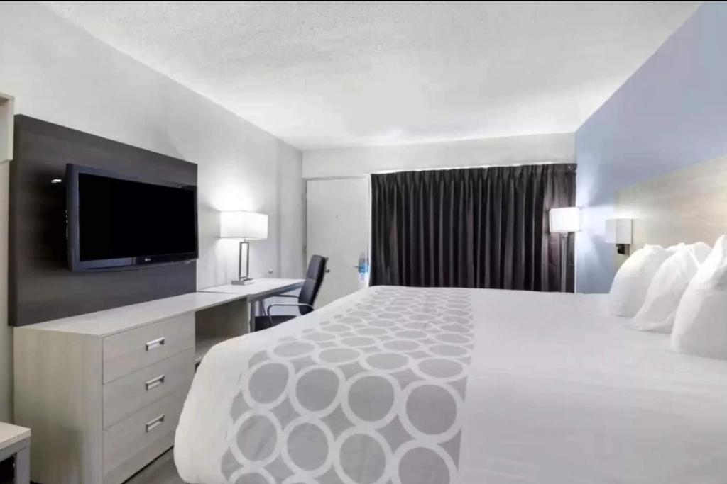 Ένα ή περισσότερα κρεβάτια σε δωμάτιο στο HomeBridge Extended Stay