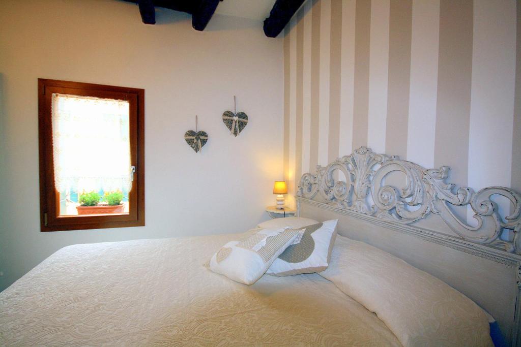 A bed or beds in a room at Terrazza Biennale