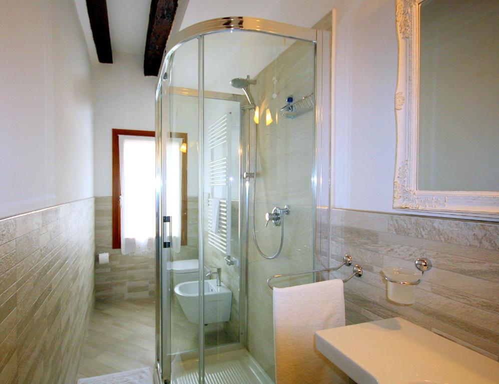 A bathroom at Terrazza Biennale