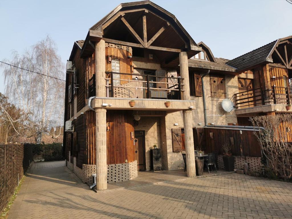 un grande edificio in legno con balcone di Mediterran Rose Apartments a Zamárdi