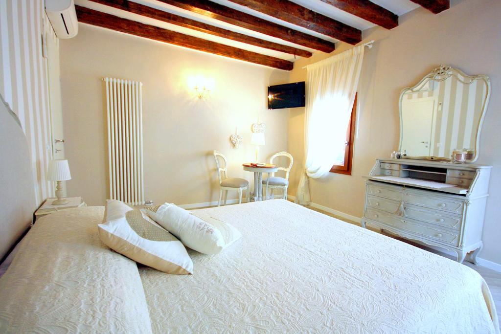 A bed or beds in a room at Terrazza Biennale