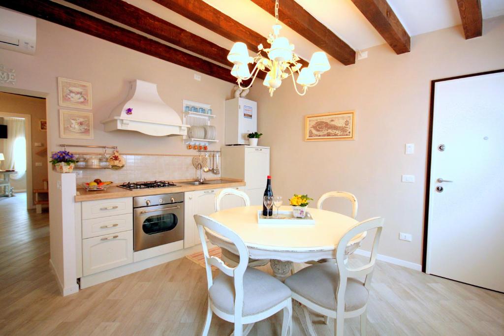 A kitchen or kitchenette at Terrazza Biennale