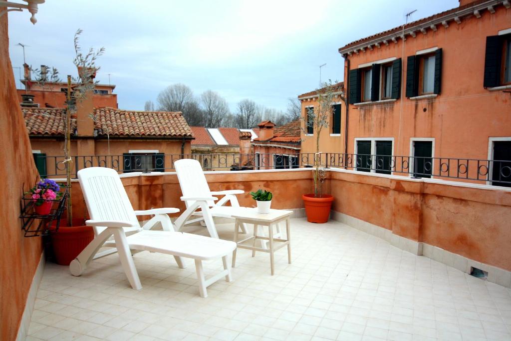 A balcony or terrace at Terrazza Biennale
