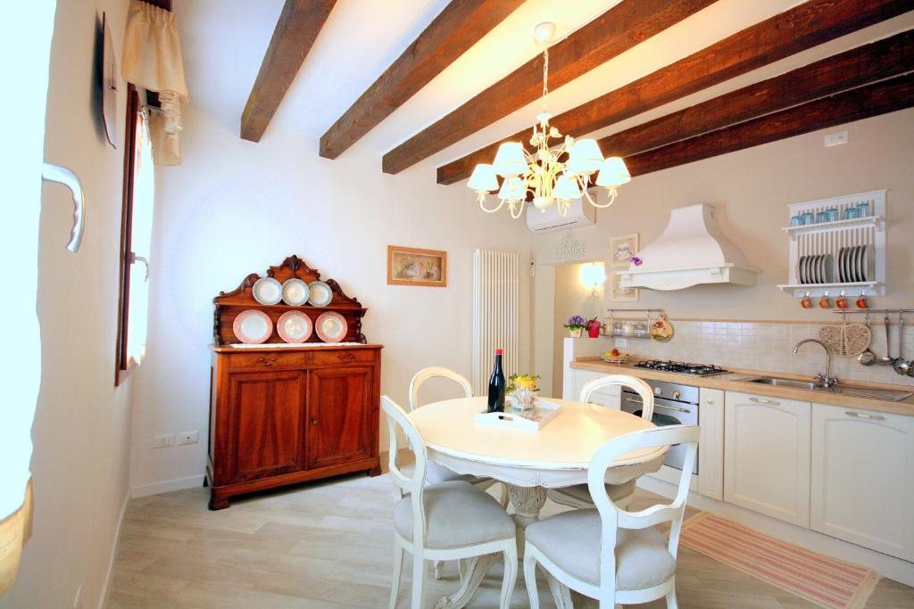 A kitchen or kitchenette at Terrazza Biennale