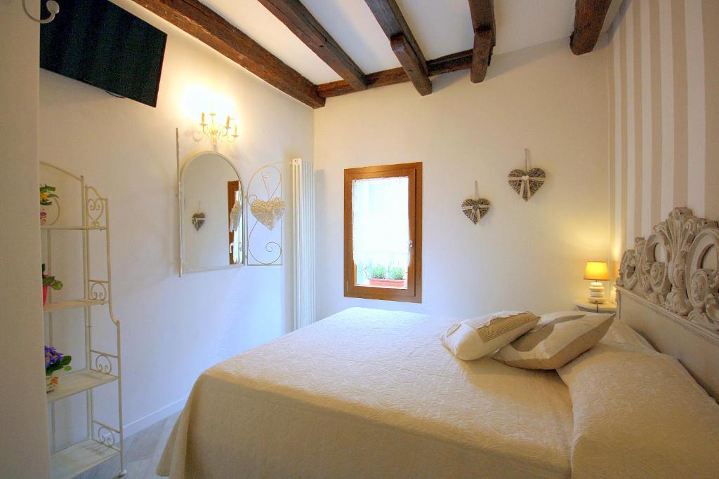 A bed or beds in a room at Terrazza Biennale