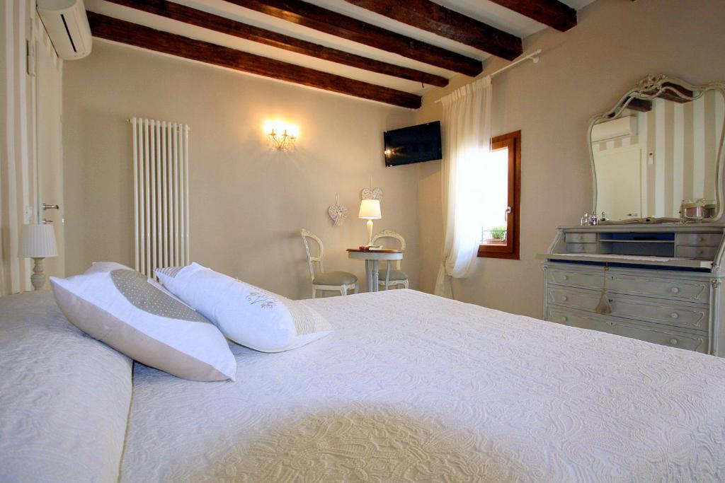 A bed or beds in a room at Terrazza Biennale