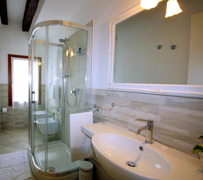 A bathroom at Terrazza Biennale