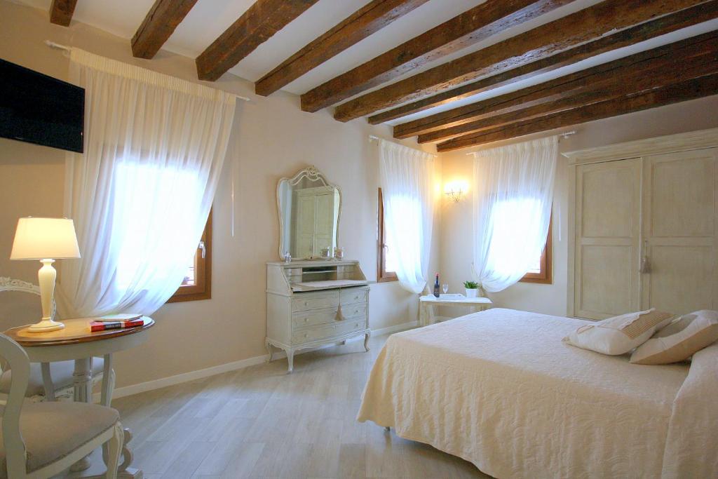 A bed or beds in a room at Terrazza Biennale