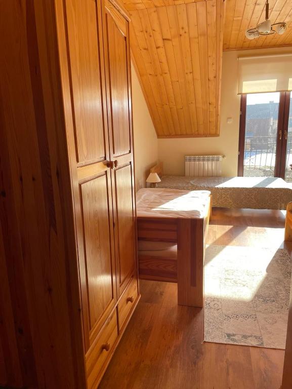 Posteľ alebo postele v izbe v ubytovaní Pod Świerkami - pokoje