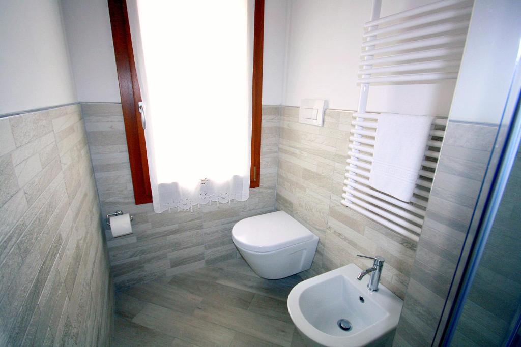 A bathroom at Terrazza Biennale