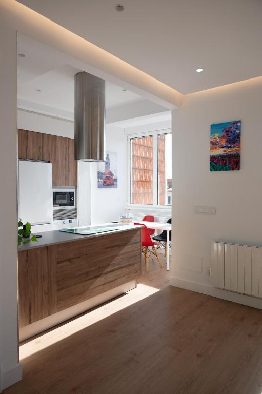Kuchyň nebo kuchyňský kout v ubytování Cómodo y Moderno piso en el centro de Santander