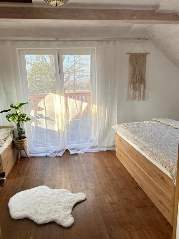 Postel nebo postele na pokoji v ubytování Jesenická přehrada, u vody