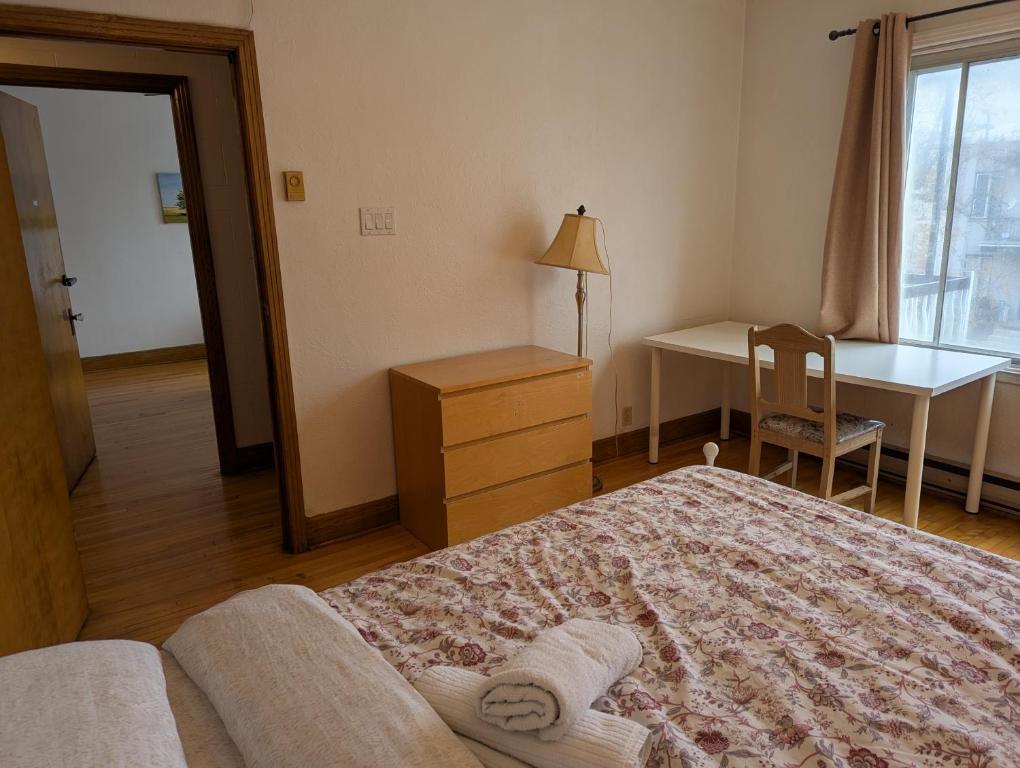 Postel nebo postele na pokoji v ubytování Bright room near Metro Monk station with Self Check-in