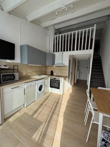 Photo de la galerie de l'établissement Superbe T2 avec grande mezzanine, 7' à pied de la plage et du centre de la station, clim, wifi, parking privé, piscines, à Canet