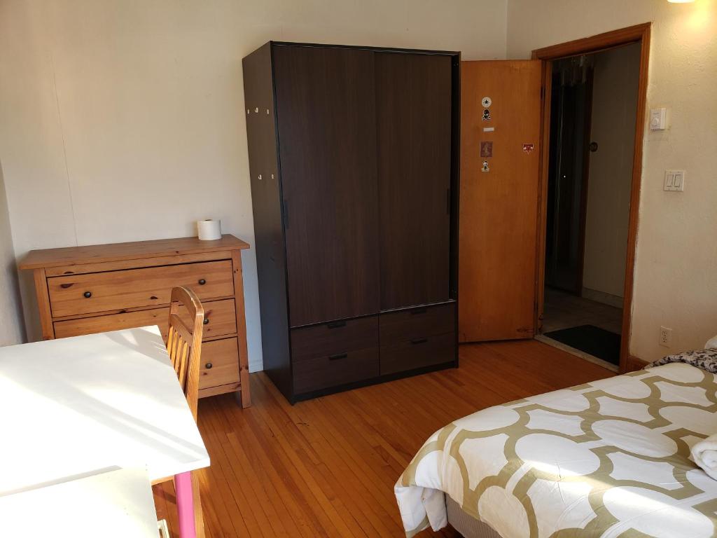 Postel nebo postele na pokoji v ubytování Bright room near Metro Monk station with Self Check-in