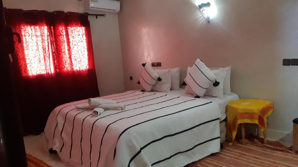 Postel nebo postele na pokoji v ubytování Hôtel Restaurant Dar Al Madina