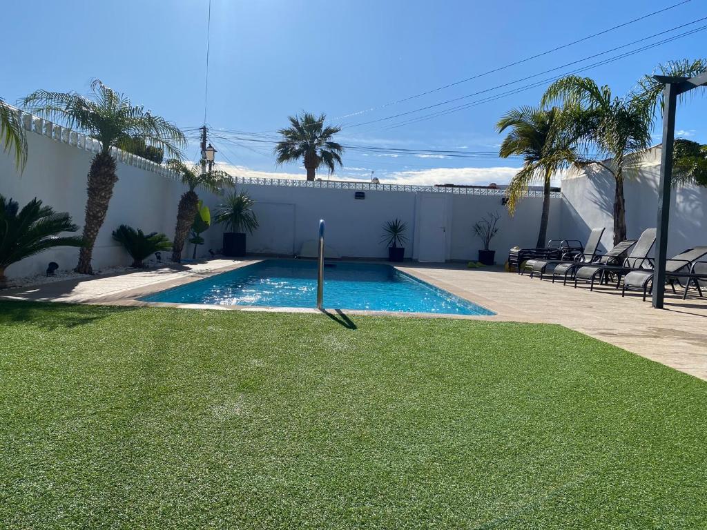 Πισίνα στο ή κοντά στο Campoamor Villa & Private Pool, Garden & Roof Terraces Distant Sea Views